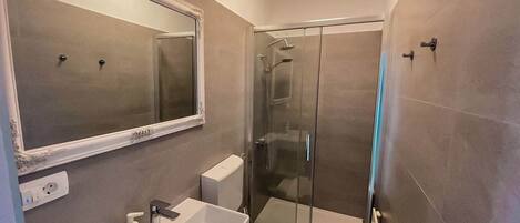 Een douche, een haardroger, handdoeken, zeep