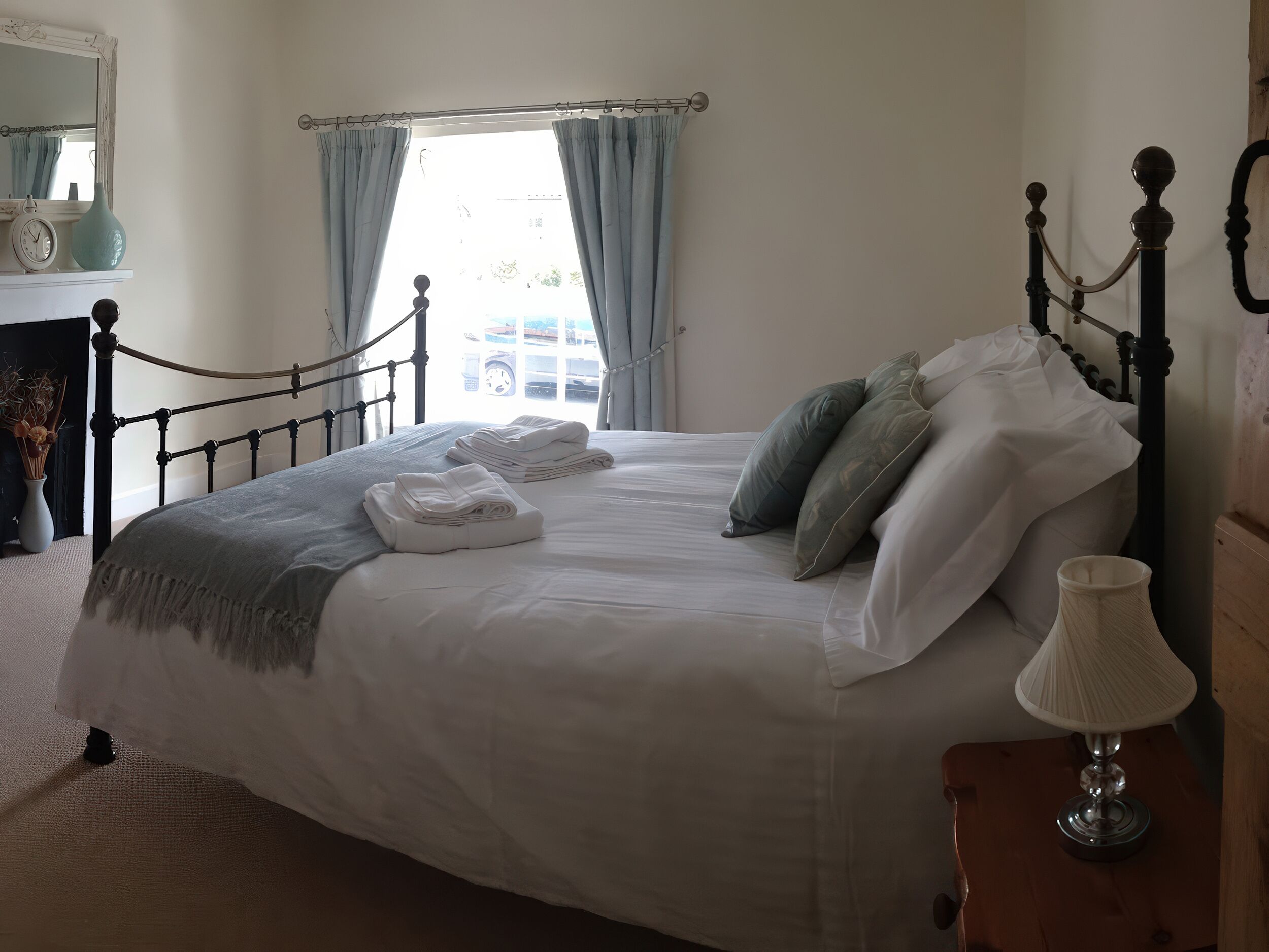 2 Schlafzimmer, individuell dekoriert, individuell eingerichtet