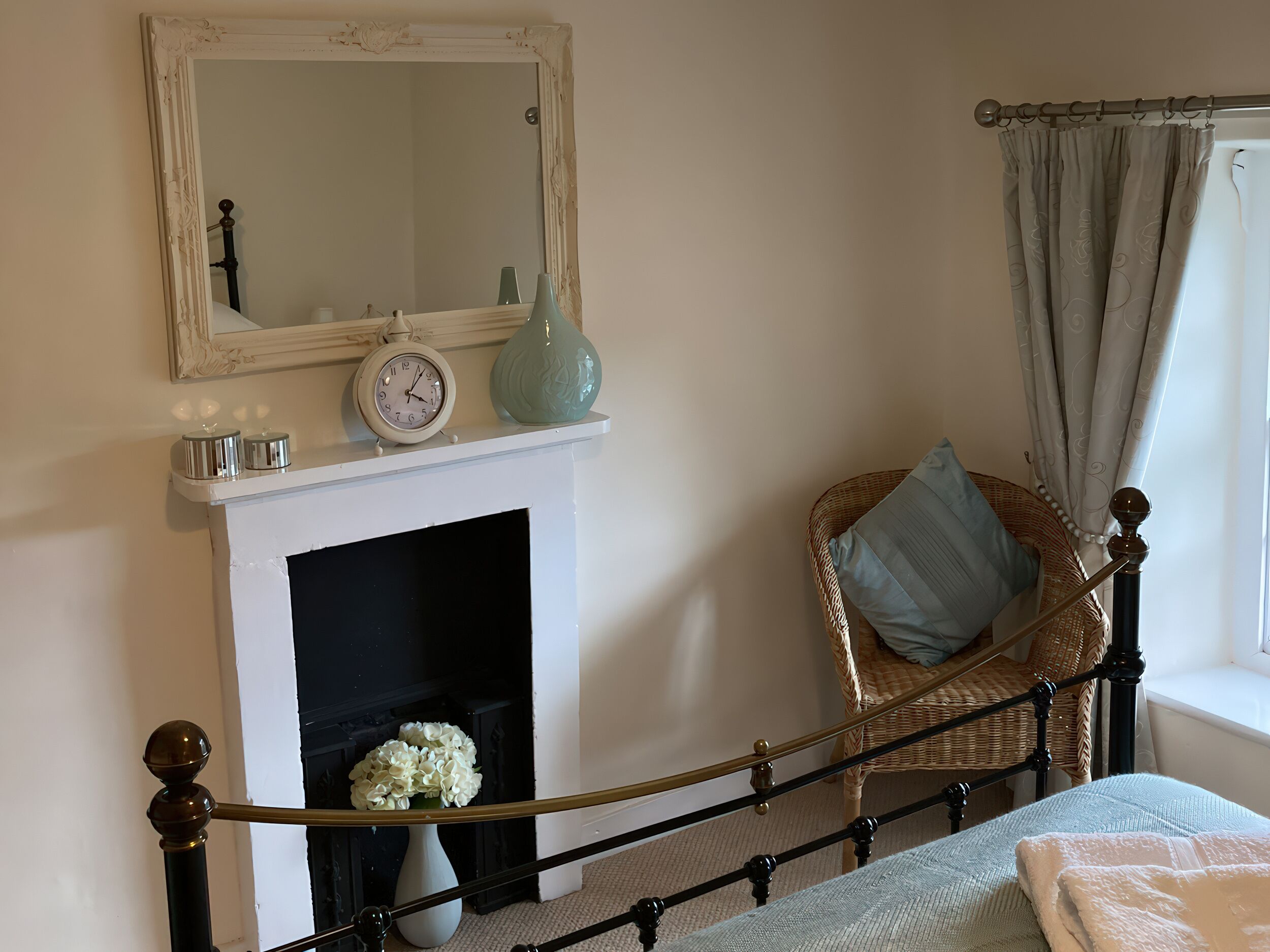 2 dormitoris, decoració individual i mobiliari individual 