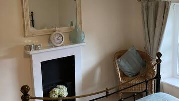 2 dormitoris, decoració individual i mobiliari individual