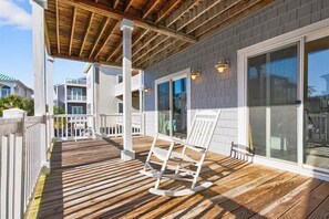 Terrace/patio - Sea Esta is a 7-bedroom, 5-bathroom, large enough for the whole family! (Ocean Isle Beach)