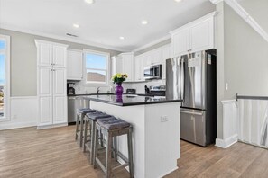 Fridge, microwave, oven, stovetop - Sea Esta is a 7-bedroom, 5-bathroom, large enough for the whole family! (Ocean Isle Beach)