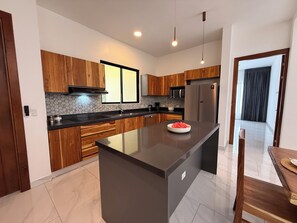 Geladeira, micro-ondas, fogão, cooktop