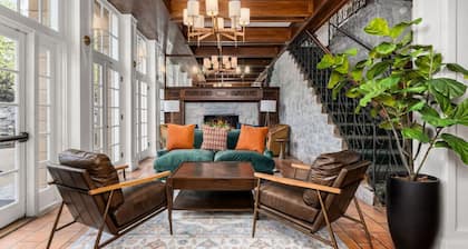 Sonoma Stonehouse Retreat • Chic King Room