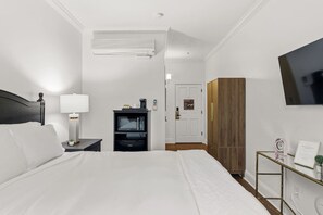 Room - Valentine`s Day Retreat • Chic King Room (Santa Rosa)