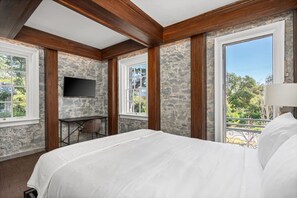 Room - Christmas Wine Country Escape • 1BR Queen Room (Santa Rosa)