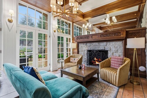 Christmas Wine Country Escape • 1BR Queen Room