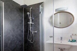 Shower, free toiletries, hair dryer, towels - Holiday Home 'Sport Rees - 7 Fewo Eventraum' with Mountain View, Private Terrace & Wi-Fi (Oberried)