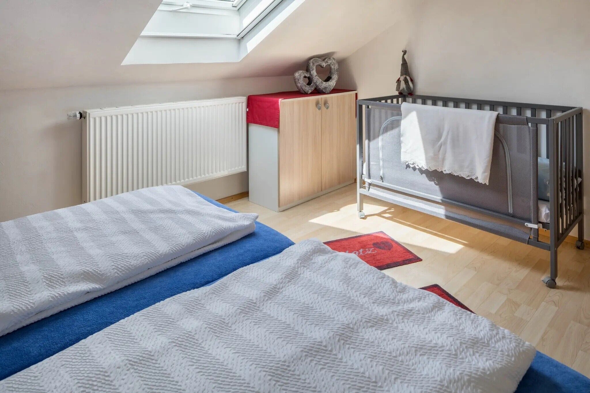 19 Schlafzimmer, Schreibtisch, WLAN, Bettwäsche