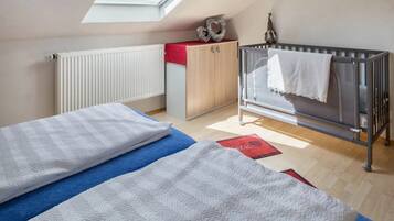 19 Schlafzimmer, Schreibtisch, WLAN, Bettwäsche