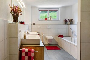 Shower, free toiletries, hair dryer, towels - Holiday Home 'Sport Rees - 7 Fewo Eventraum' with Mountain View, Private Terrace and Wi-Fi (Oberried)