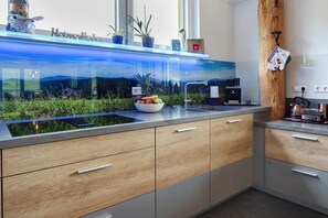 Réfrigérateur, micro-ondes, plaque de cuisson, lave-vaisselle