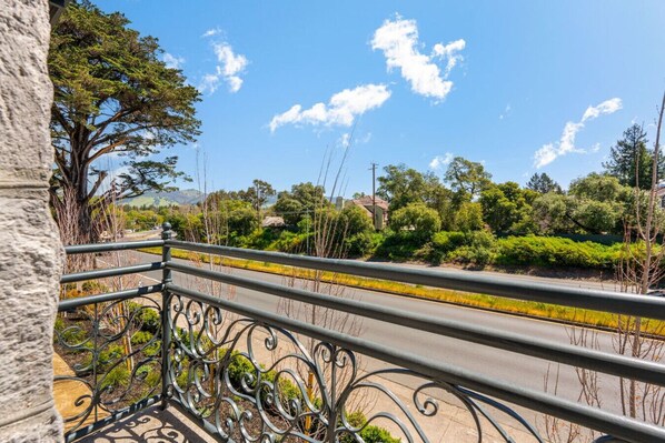 Property grounds - Wine Country Escape • Boutique Hotel, 1BR Queen (Santa Rosa)