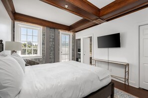 Room - Wine Country Escape • Boutique Hotel, 1BR Queen (Santa Rosa)