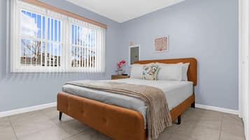 Een strijkplank/strijkijzer, reisbedje, wifi, beddengoed