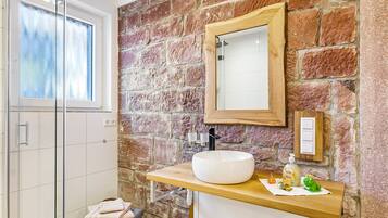 Dutxa, assecador de cabells i tovalloles