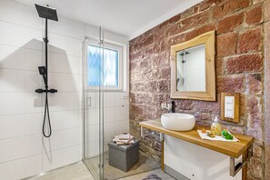 Shower, hair dryer, towels - Apartment 'Seyfried' with Private Terrace, Shared Garden and Wi-Fi (Hardheim)