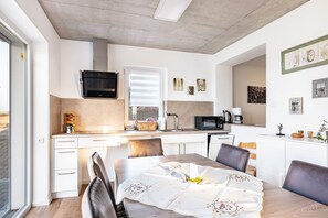 Dining - Apartment 'Seyfried' with Private Terrace, Shared Garden and Wi-Fi (Hardheim)