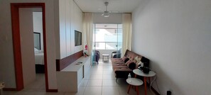 Apartment | Living area | 32-inch Smart TV with digital channels, streaming services - COOND0111 - Ondina Residence (Salvador)