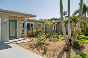 Exterior detail - Sapphire Serenity · Glass Walls · Pool · 30-Night (Holmes Beach)