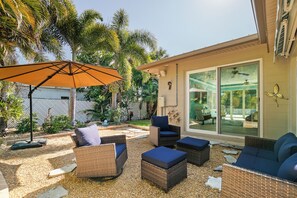 Terrace/patio - Sapphire Serenity · Glass Walls · Pool · 30-Night (Holmes Beach)