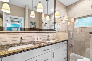Douche, sèche-cheveux, serviettes fournies