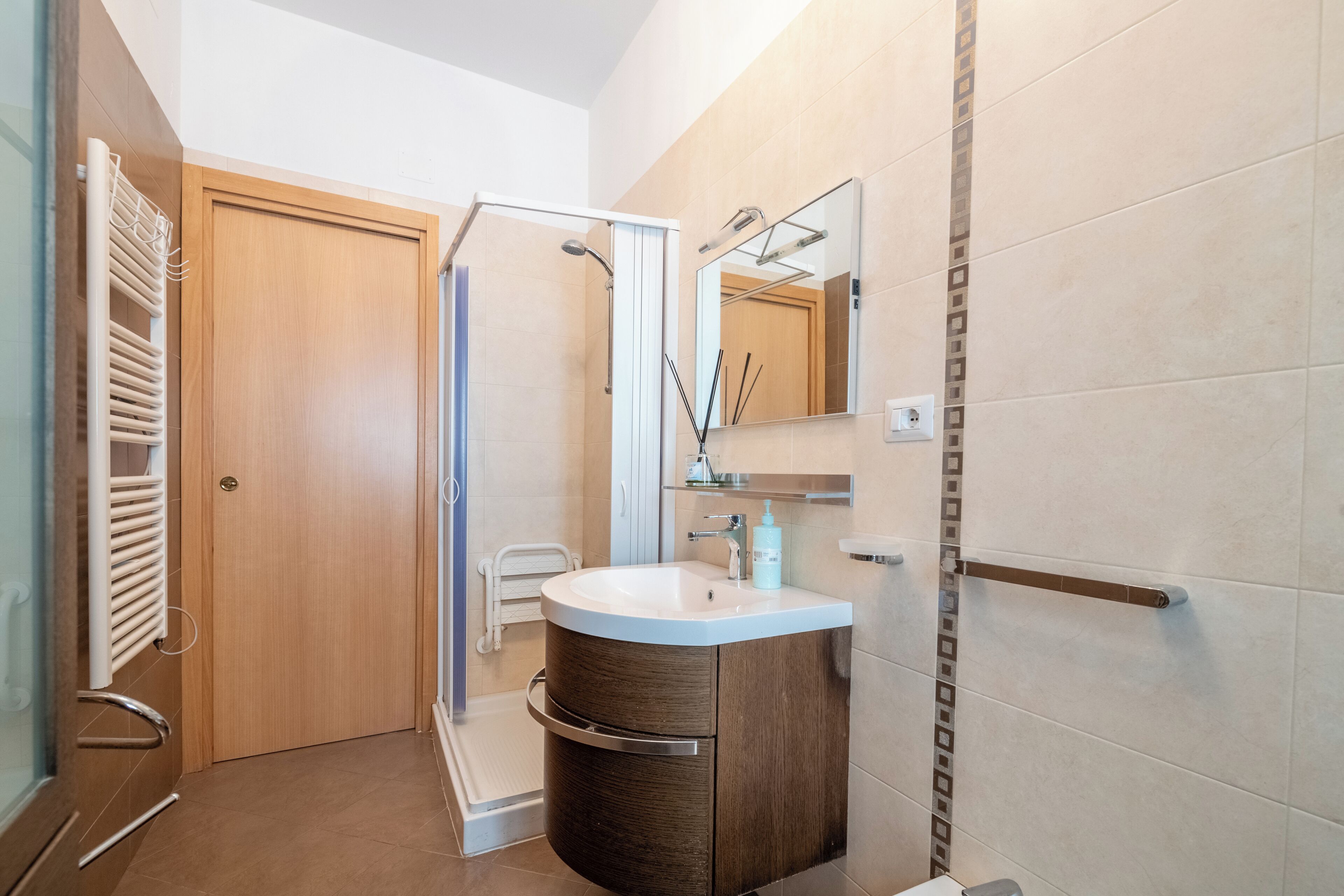 Haartrockner, Handtücher, Seife, Toilettenpapier