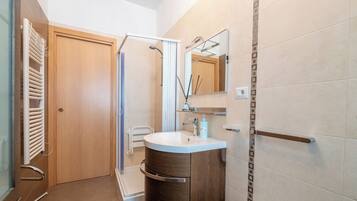 Haartrockner, Handtücher, Seife, Toilettenpapier