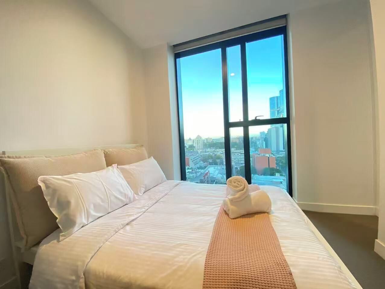 Skrivebord, wi-fi (mot et tillegg) og sengetøy