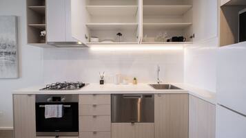 Kjøleskap, mikrobølgeovn, ovn og kokeplater