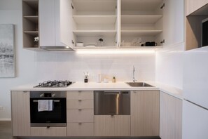 Kjøleskap, mikrobølgeovn, ovn og kokeplater