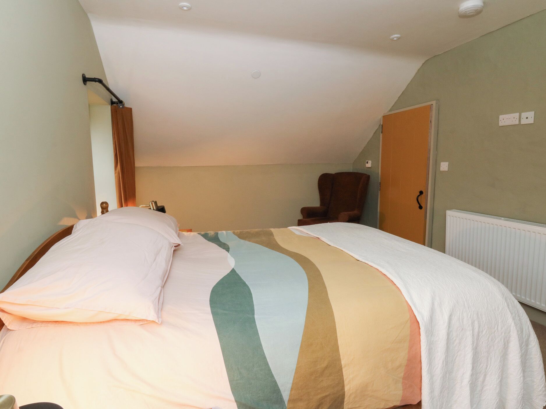 2 quartos, individualmente decorados, individualmente mobiliados