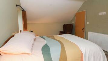 2 quartos, individualmente decorados, individualmente mobiliados