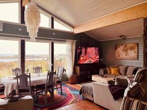 Dining room - Cheerful Cabin With Sauna and Great Views (Hustadvika)