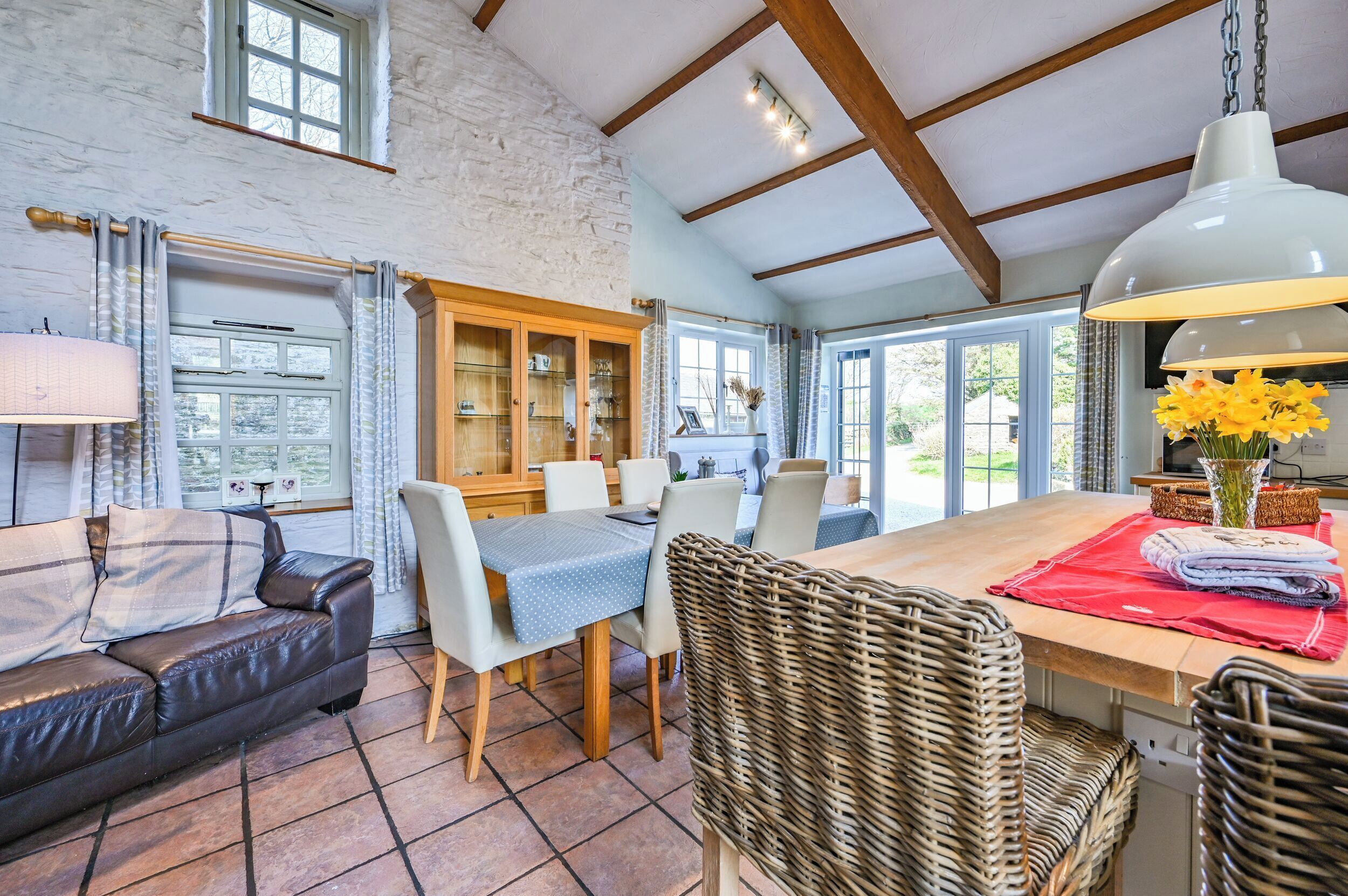 المنشأة من الداخل