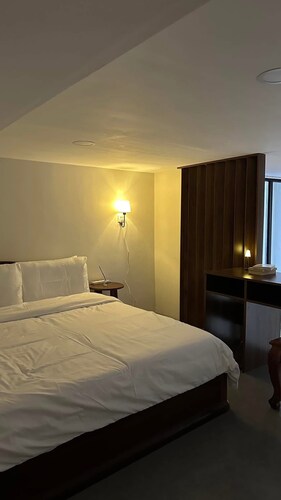 Cozy and warm 1-bedroom hotel with AC in the middle of Phnom Penh city