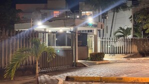 Un cancello d'ingresso a un edificio con un cartello che recita 'Vampire Kingdom'.