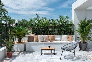 Deluxe Studio, City View | Balcony - Harry's Residence (Hoan Kiem)