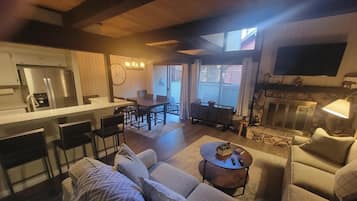 Smart TV, fireplace
