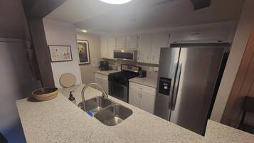 Coffee/tea maker, fridge, microwave, oven