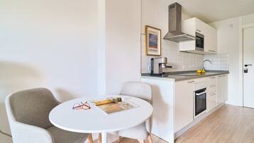 Mikroaaltouuni, uuni, liesi, astianpesukone