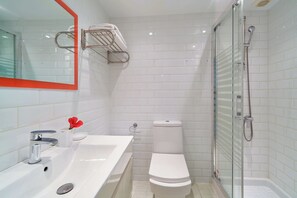 Shower, hair dryer, towels, soap - Elegant apartment with sunny terrace and swimming pool all year round. (Benalmádena)