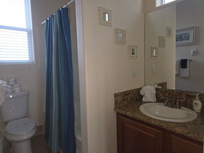 Shower, towels - Sea La Vie - Cute beach front cottage with amazing  water view (Ocean Shores)