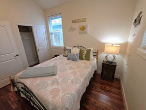 2 bedrooms, Internet, bed sheets - Sea La Vie - Cute beach front cottage with amazing  water view (Ocean Shores)