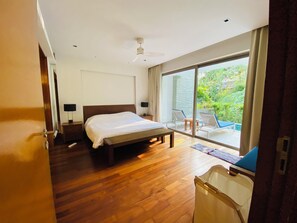 Tabla de planchar con plancha, wifi y ropa de cama 