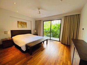 Tabla de planchar con plancha, wifi y ropa de cama 