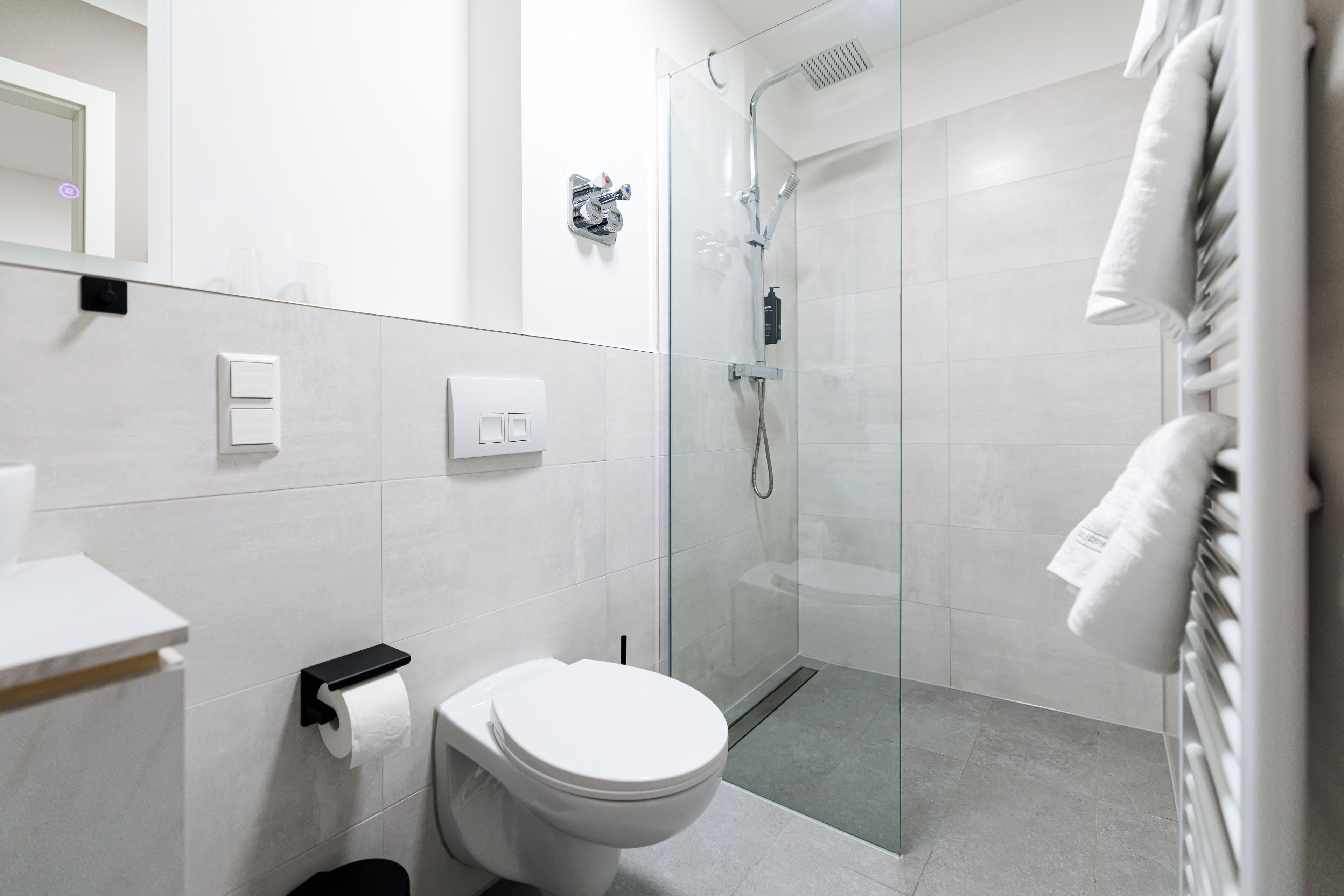 Een douche, gratis toiletartikelen, handdoeken, shampoo