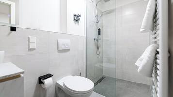 Dusche, kostenlose Toilettenartikel, Handtücher, Shampoo