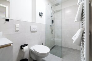 Ducha, artículos de tocador gratuitos, toallas, shampoo