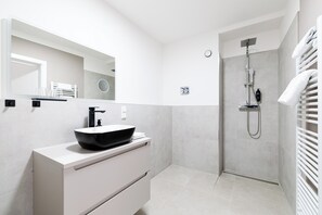 Comfort Single Room | Bathroom | Shower, free toiletries, towels, shampoo - Kurpark Suites (Bad Salzuflen)